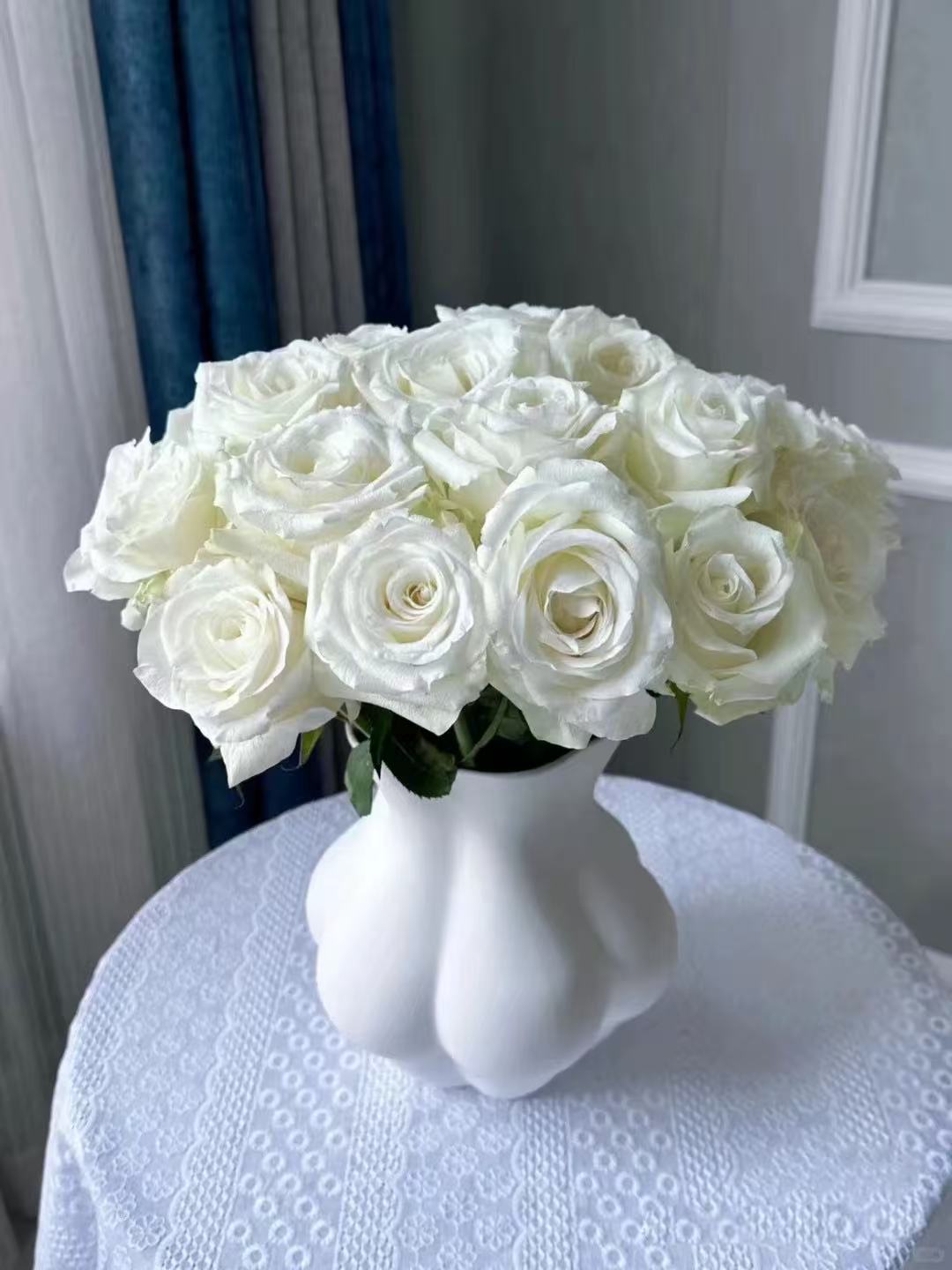 白玫瑰 ~ White Roses